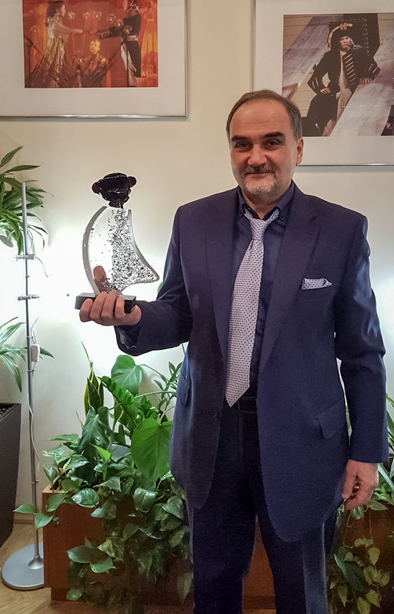 Борис Петрович Беленький с «Хрустальной розой»